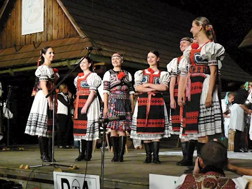 Součástí festivalu je i malá škola tanců z Terchové