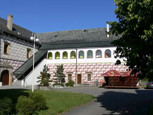 Od torza kláštera k loveckému zámku v Tatenici