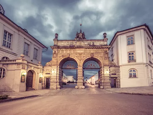 Jubilejní brána Plzeňského Prazdroje právě prochází restaurováním