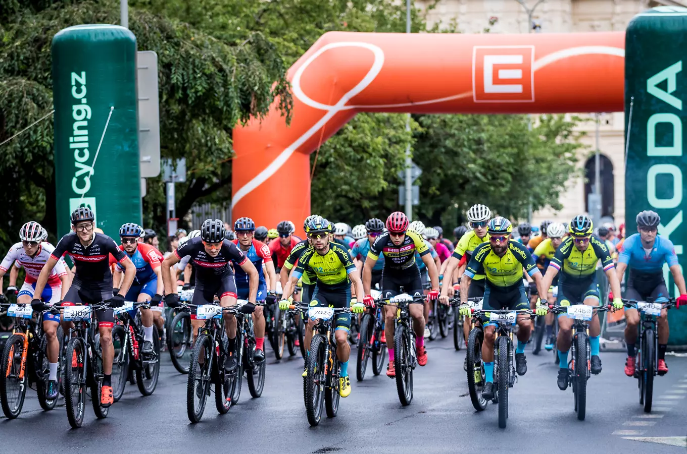 Cyklistické závody ČEZ Karlovy Vary - start závodu 