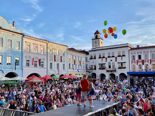 Nový Jičín se na letošních slavnostech rozletí do světa za slavnými rodáky