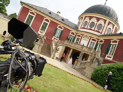 Na zámku Veltrusy se natáčel seriál Eliška a Damián