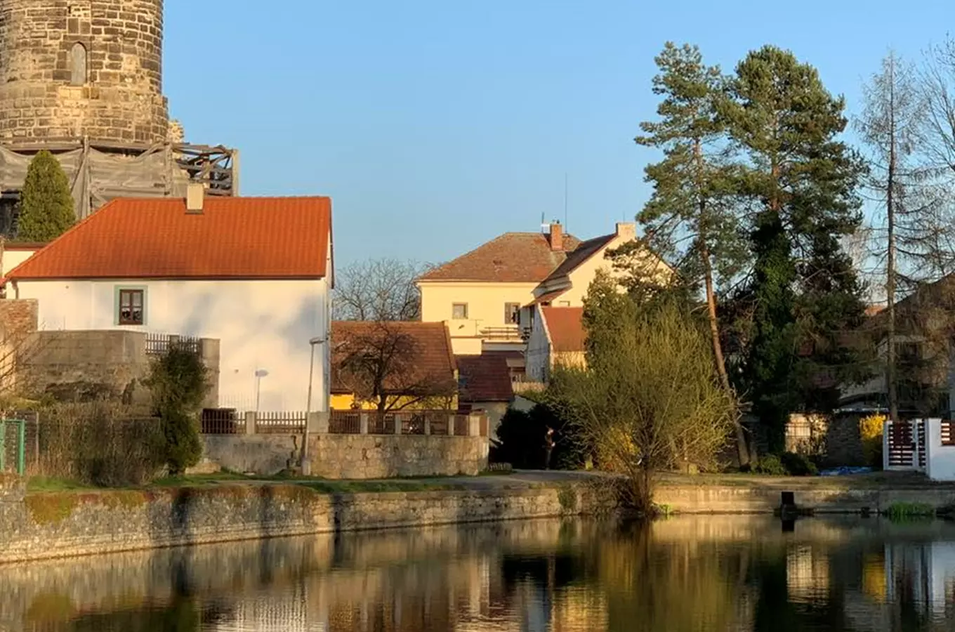 Hrad Jenštejn – zřícenina hradu v rovinaté krajině Polabí 