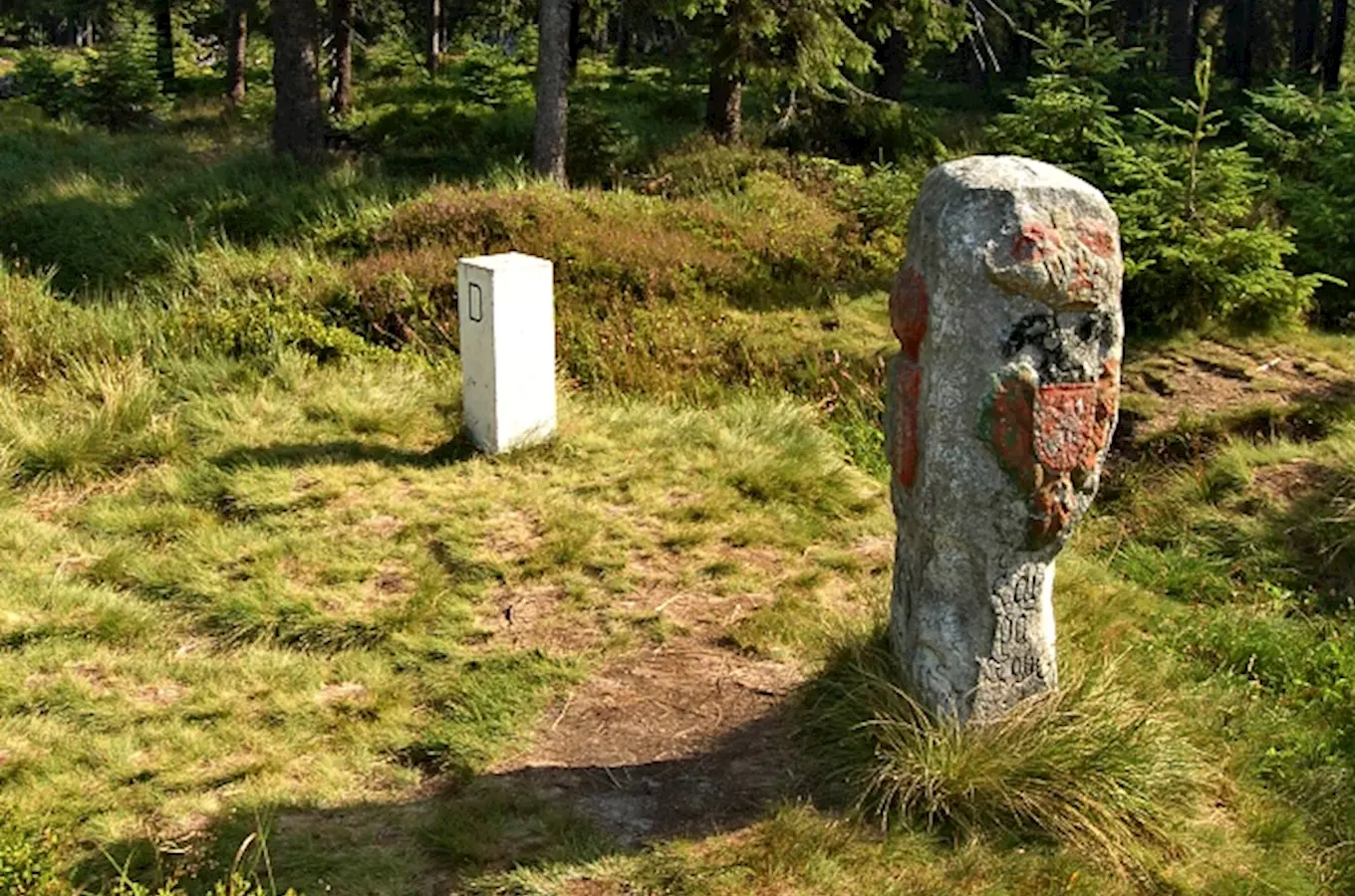 Kámen tří panství – historický hraniční kámen v Krušných horách 