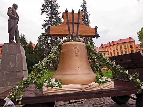 Vyzdvižení zvonu do věže kostela sv. Jakuba v Kutné Hoře historickou metodou