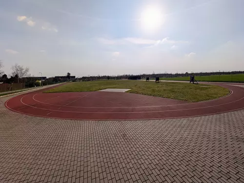 multifunkční hřiště - tenis, volejbal, pickelball