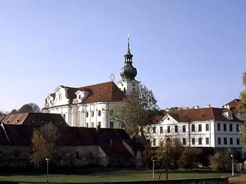 Břevnovský klášter je nejstarší a dodnes činný mužský klášter u nás