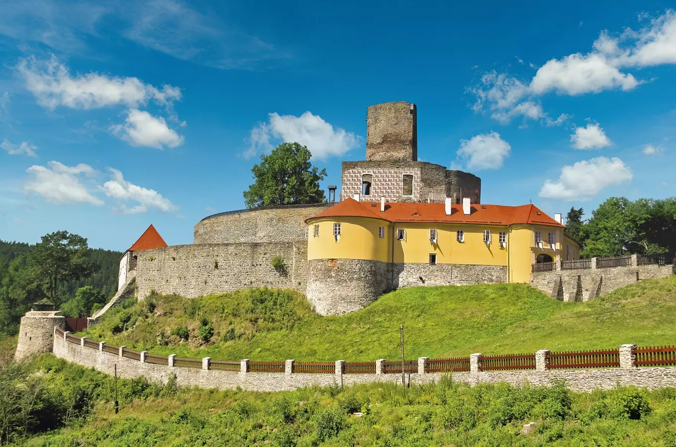 Hrad Svojanov – místo, kde se mísí gotika s empírem, tedy středověk s 19. stoletím