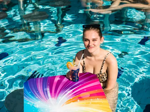 Léto v Aquapalace Praha bude hýřit barvami: přinese zábavu, koncerty i bohatý program
