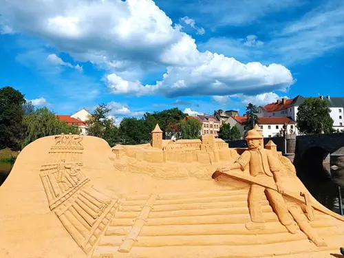 V Písku si prohlédnete písečné sochy – galerie pod širým nebem se nachází u Kamenného mostu