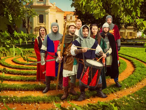 Kingdom Come, Robin Hood, livreje či lidské ostatky: léto na hradech a zámcích ještě nekončí