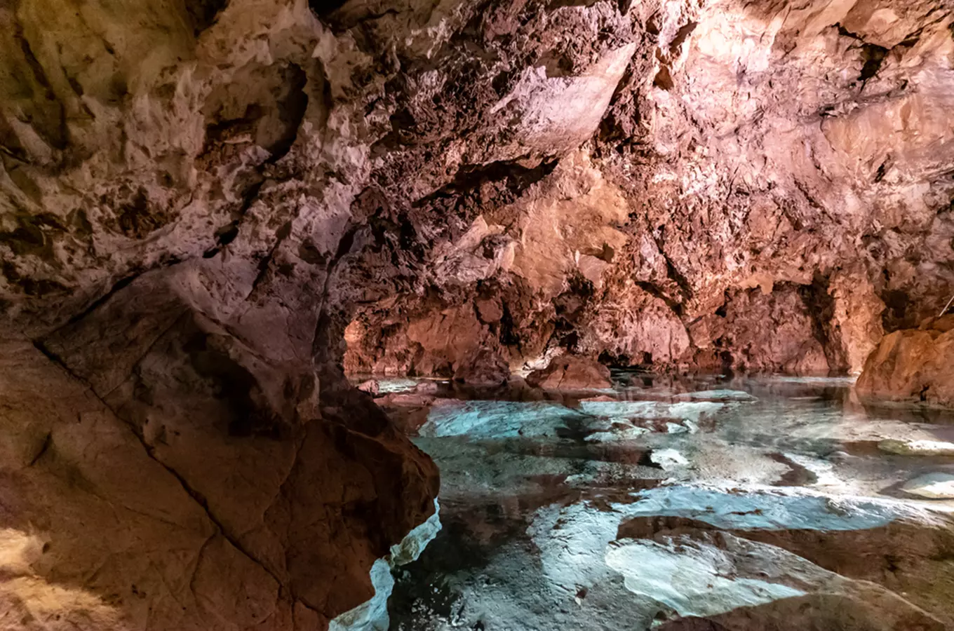 Bozkovské dolomitové jeskyně můžete navštívit i v zimním období