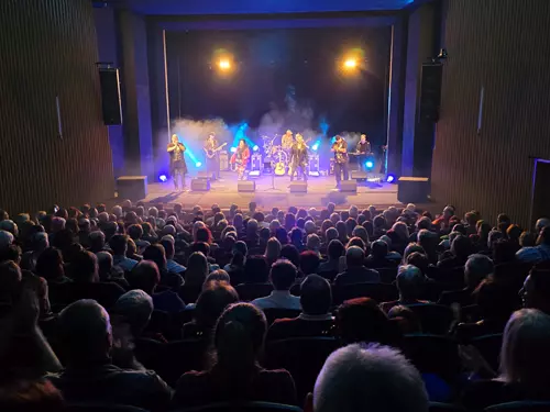 Čtyři rockeři s operní pěvkyní