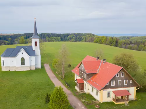 Škola na vsi a stodola Antonín