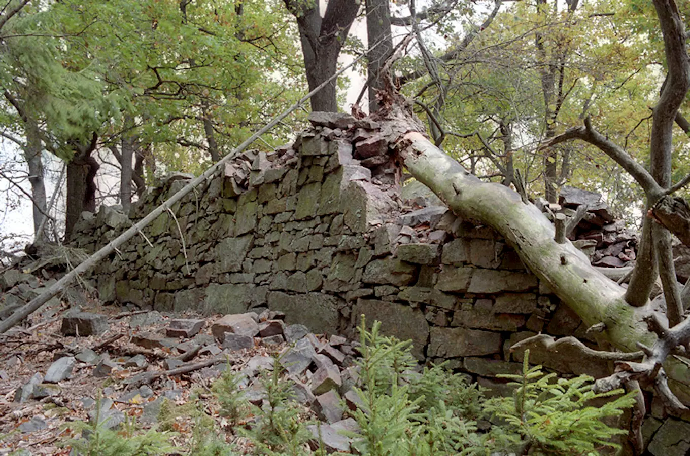 Vrch Provazec a tajuplná kamenná zeď v Brdech