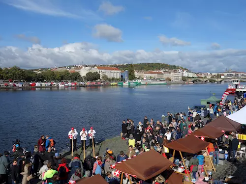 Pohled na švýcarské stánky na Farmárských trzích na Náplavce behem Swiss Food Festivalu.