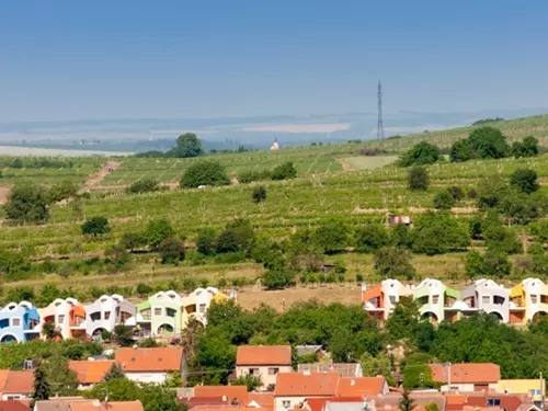 Sezóna výletů Krajem vína 2025 pokračuje májovým putováním okolím Modrých Hor
