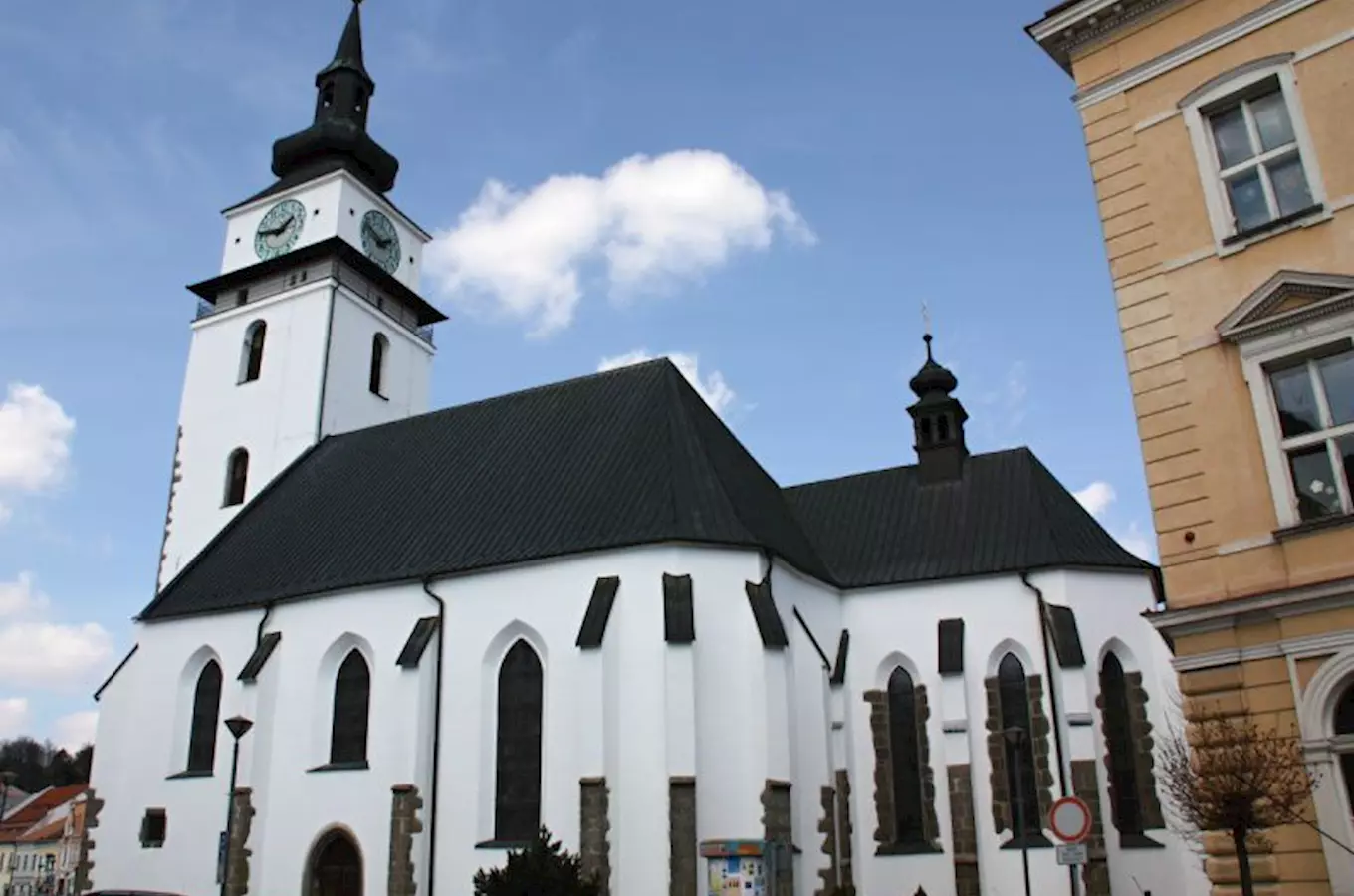Chrám sv. Mikuláše Velké Meziříčí s největšími osvětlenými hodinami v ČR