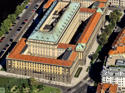 Dnes v budově sídlí Ministerstvo dopravy.
