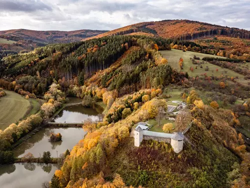 100 tipů na výlet na hrady, tvrze a zříceniny v Česku