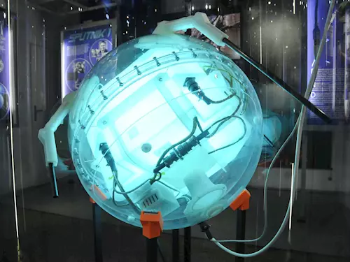 Výstava modelů družice Sputnik v pražském planetáriu