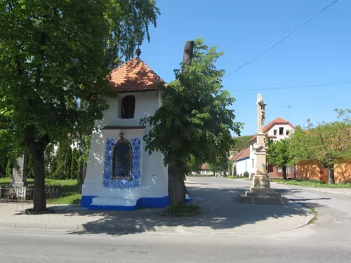 Kaplička se zvonicí v obci Louka