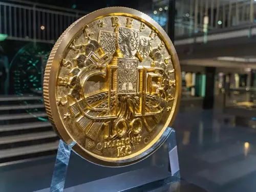 Největší česká zlatá mince a druhá největší mince světa,