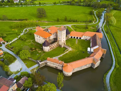 Kam na výlet na nejkrásnější vodní hrady a zámky: Blatná, Švihov nebo Kratochvíle?