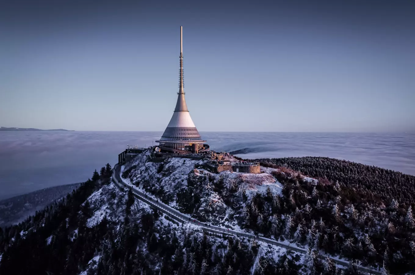 Na Ještědu se natáčí, pro turisty je místo nedostupné