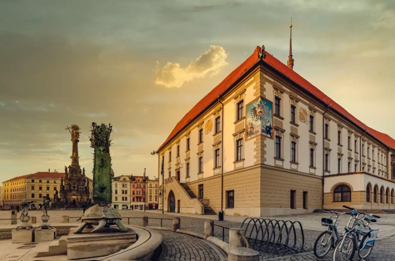 Raritní sluneční hodiny s habsburskou orlicí na olomoucké radnici