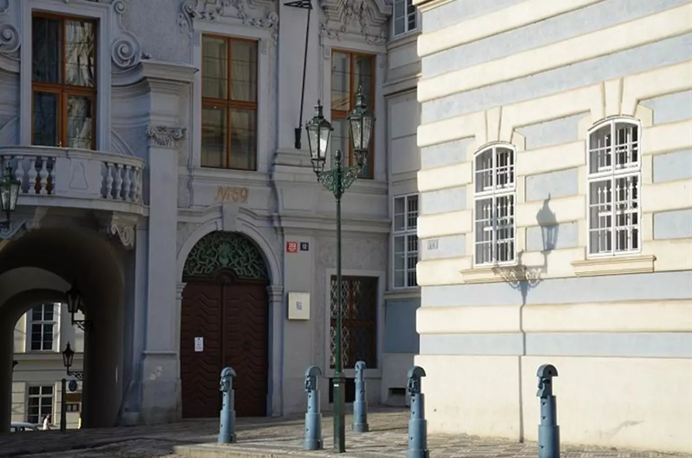 Ozdobné patníky před Lichtenštejnským palácem v Praze – symbolické hlavy sedmadvaceti českých pánů 