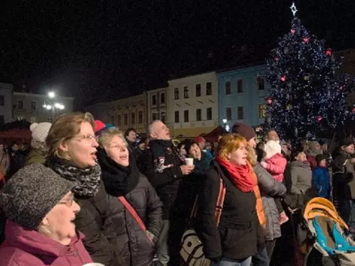 Česko zpívá koledy s Deníkem na Masarykově náměstí v Hranicích