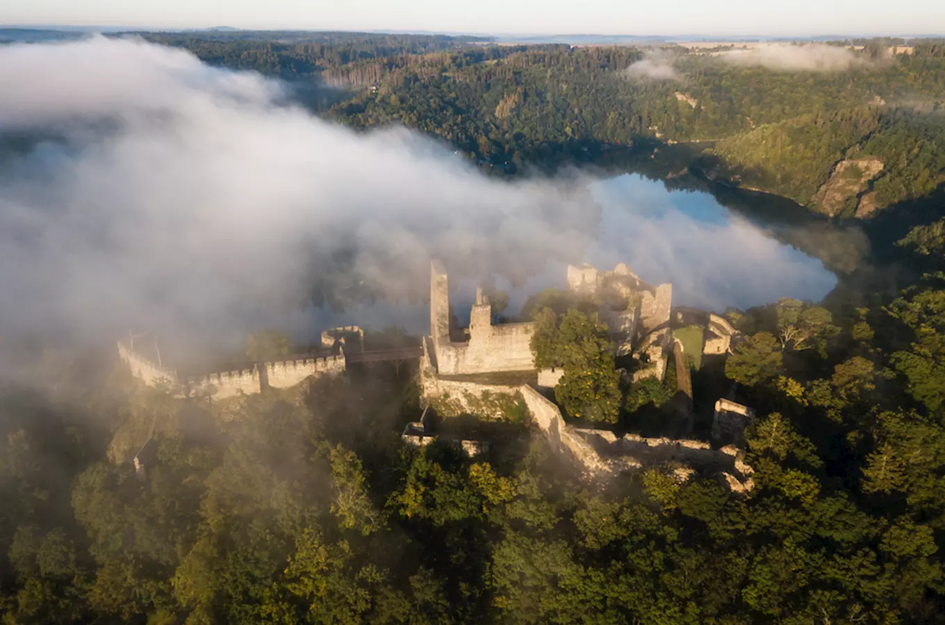 Hrad Cornštejn nad Vranovskou přehradou