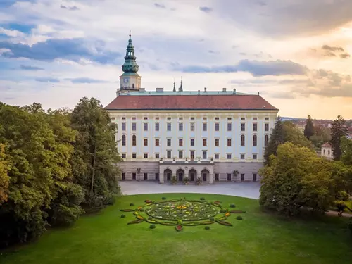 Reprezentační sály na Arcibiskupském zámku v Kroměříži voní jarními květinami a v Letním bytě zní hudba květin
