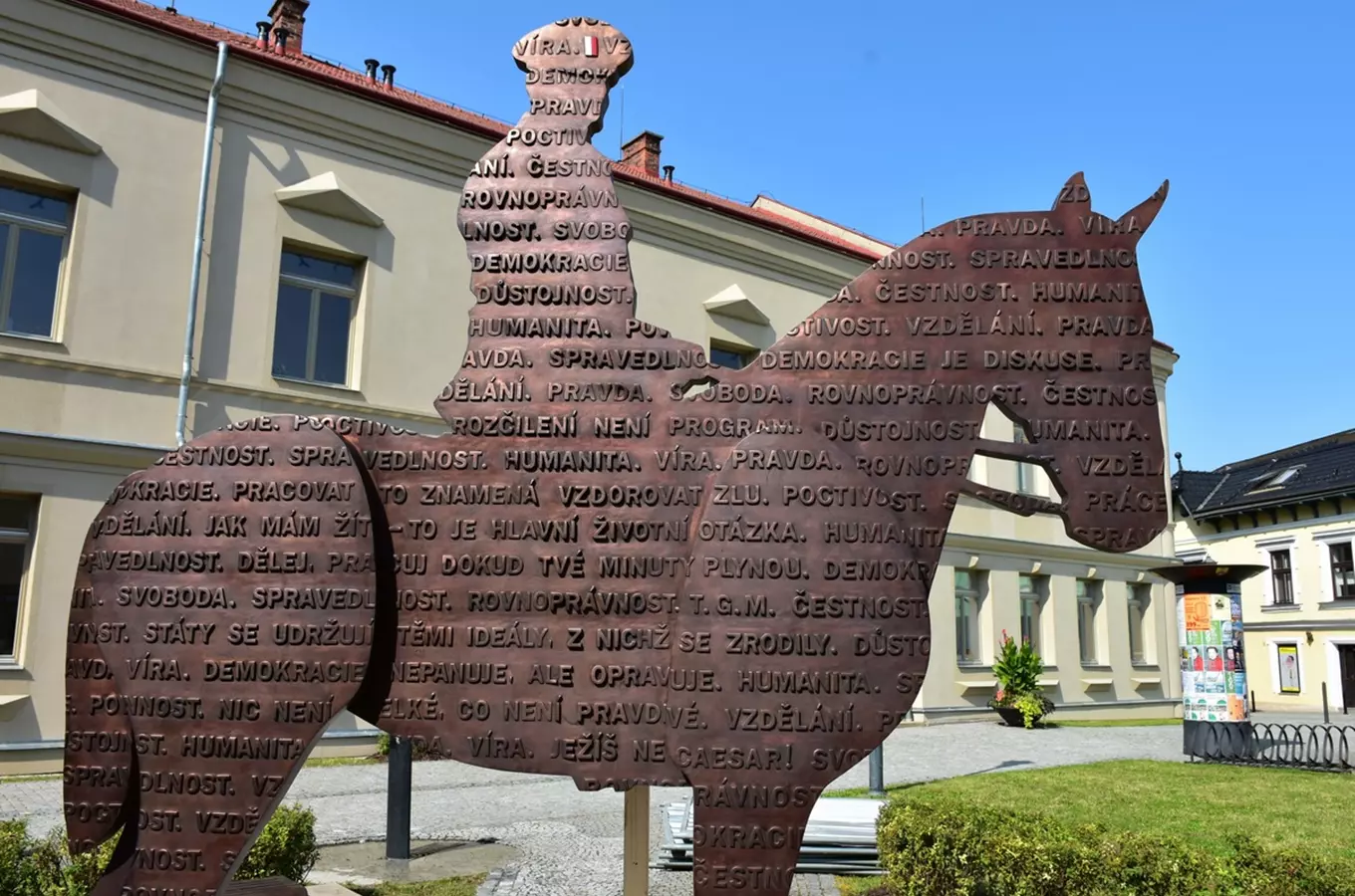 Panovníci a státníci našich dějin: tipy na výlety k jejich sochám