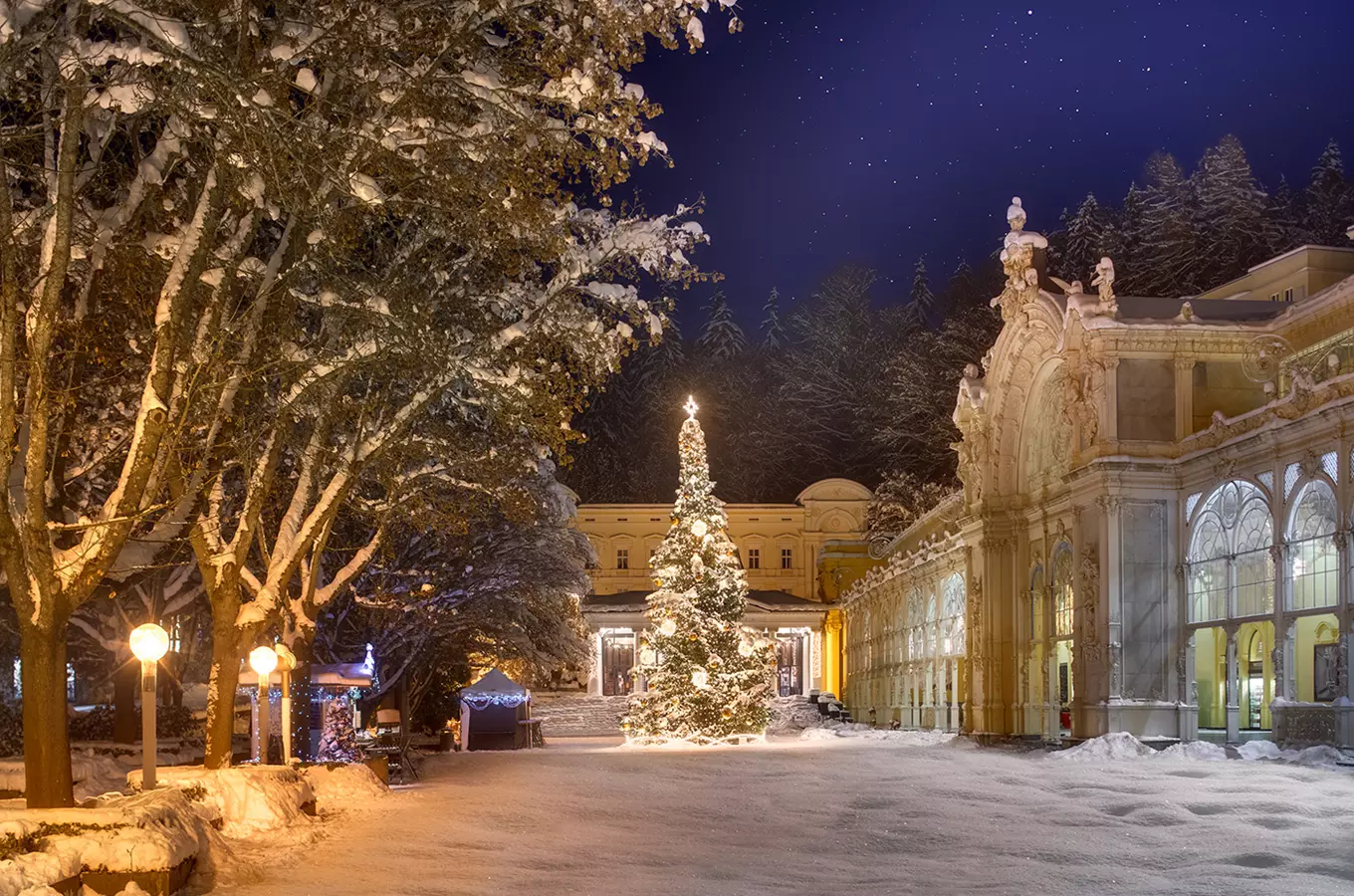 Adventní trhy na kolonádě v Mariánských Lázních