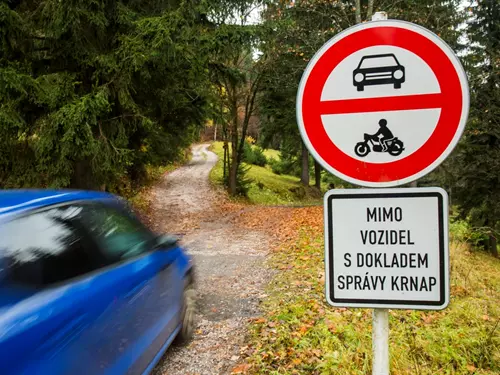 Krkonoše patří mezi nejnavštěvovanější národní parky: zavádí opatření k regulaci automobilové dopravy