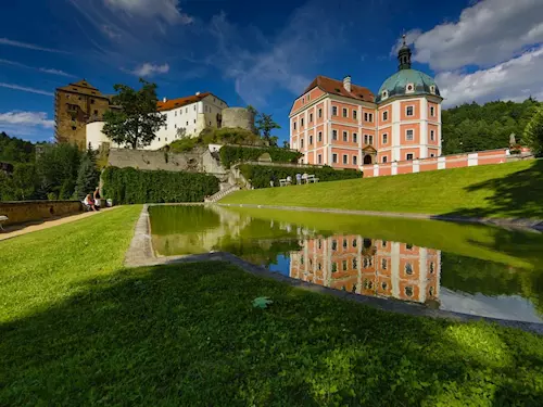 Hrad a zámek v Bečově nad Teplou se navrací do starých časů a v noci je krásně osvětlen