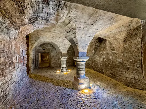 Tajemná večerní výprava na Staré Město – románské podzemí paláce pánů