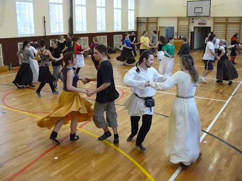 Zapomenuté tance ve stínu středověku