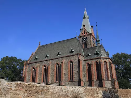 Kostel svatého Jana Křtitele v Plaňanech s nakloněnou věží