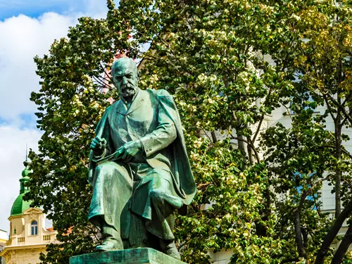 Pomník Aloise Jiráska na Jiráskově náměstí
