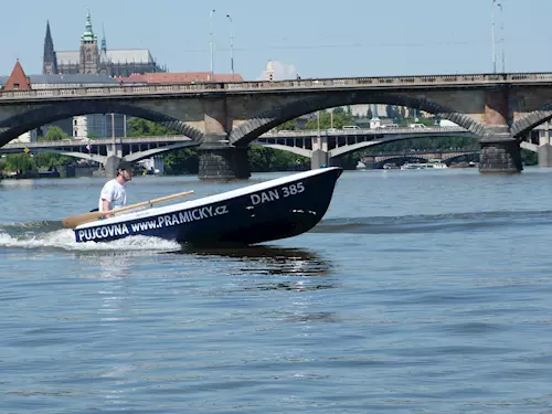 Půjčovna motorových lodiček v Praze bez kapitánských zkoušek