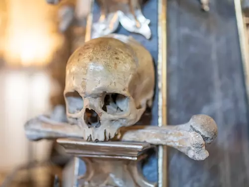 Kostnice kláštera v Sedlci – uchovává ostatky 40 000 lidí