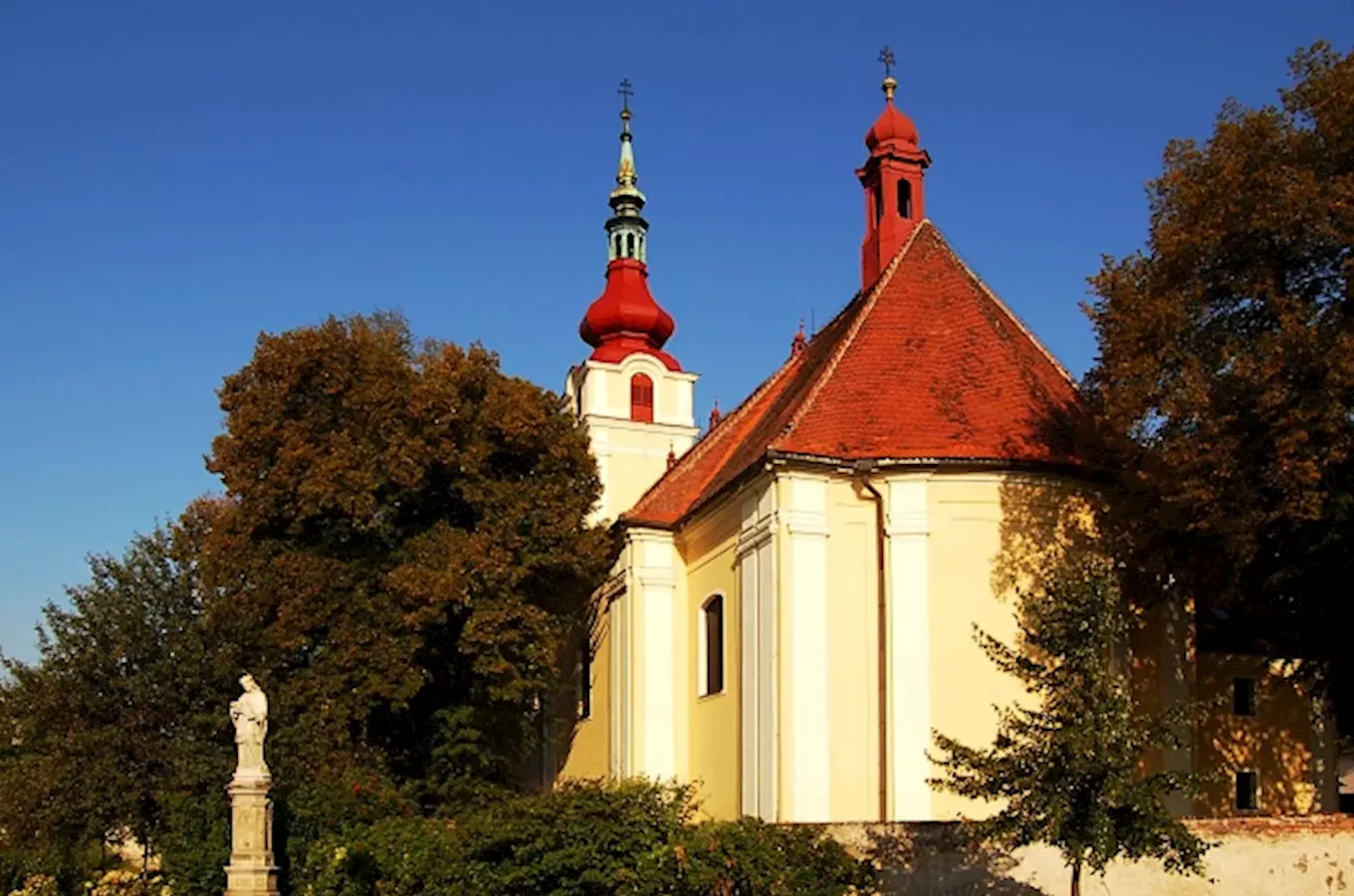 Kostel sv. Václava v Hulíně s románským portálem