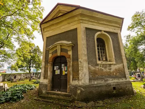 Kaple Povýšení sv. Kříže s hrobkou rodu Černínů