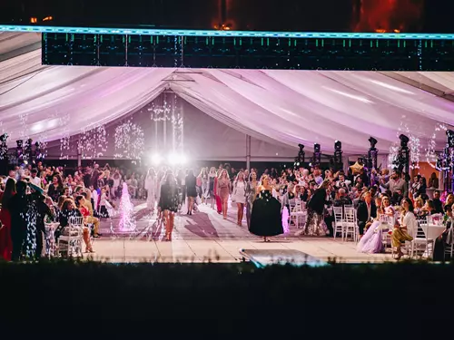 Přehlídka u piazzety před Janáčkovým divadlem v průběhu Fashion Night Brno 2024
