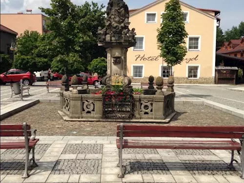 Barokní sloup se sochou Panny Marie Karmelské ve Frýdlantu nad Ostravicí