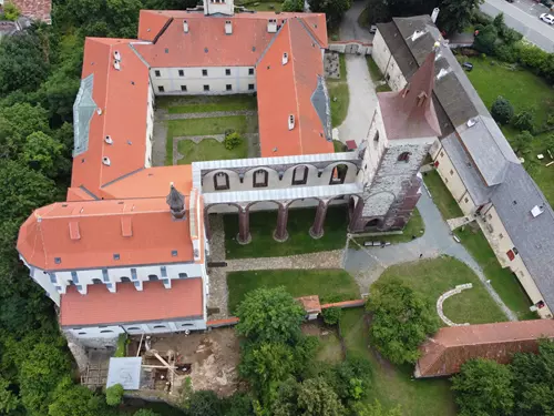 Klášterní zahrady a tajemný středověký dům nad svatoprokopskou jeskyní