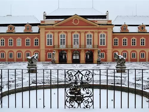 Zimní výlet do Dobříše: adventní prohlídky zámku, vánoční trh a zajímavosti v okolí